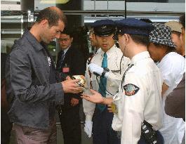 (2)French soccer superstar Zidane arrives in Japan